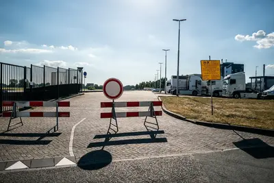 de-gemeente-arnhem-heeft-een-groot-deel-van-het-parkeerterrein-aan-de-westervoortsedijk-in-arnhem-afgesloten-met-bouwhekken